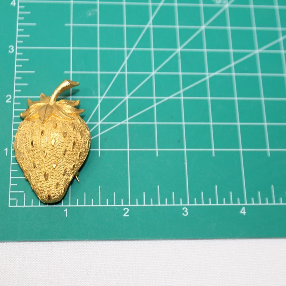 Vintage 60’s Mamselle Gold Tone Strawberry Brooch - Picture 7 of 10